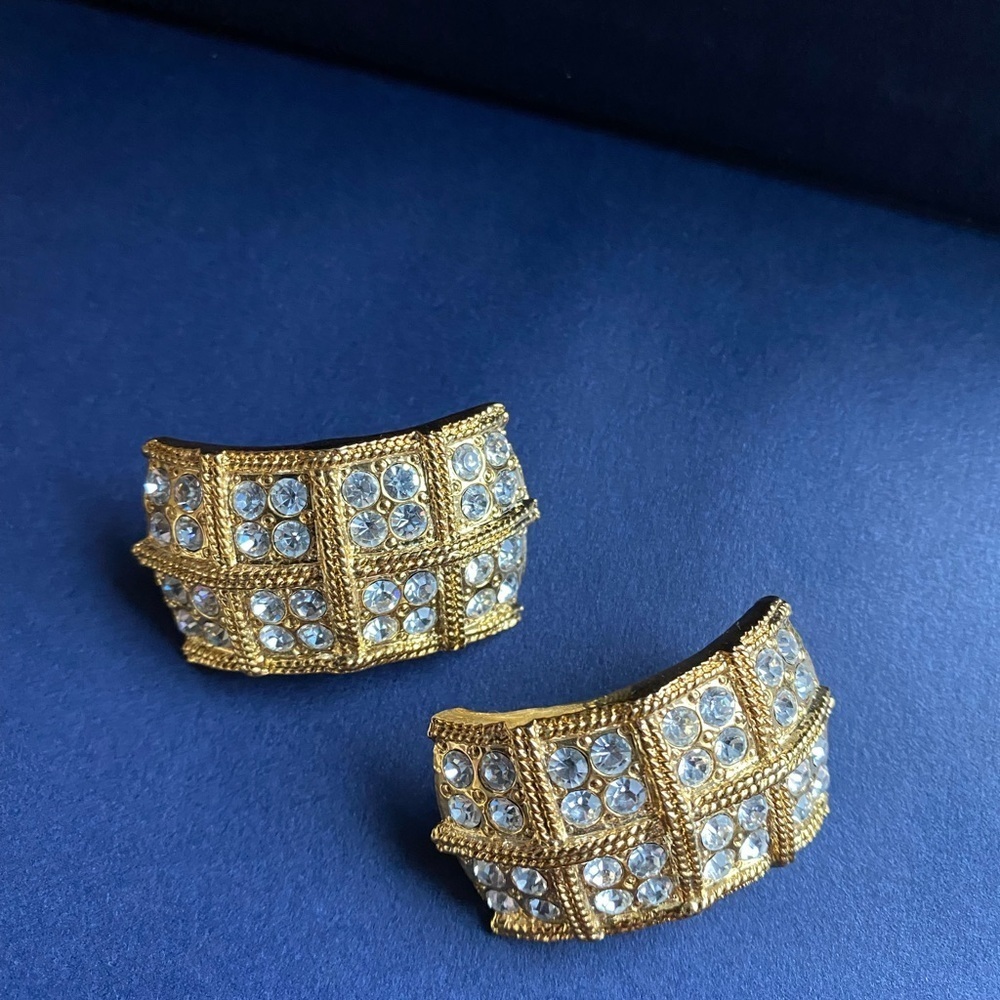 Vintage gold tone clip on earrings - Picture 5 of 7